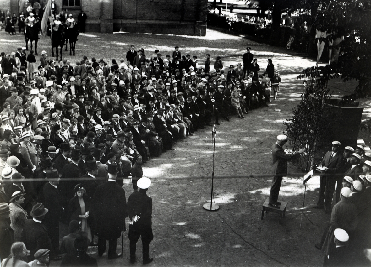 Firande av Barnens Dag i Kalmar 1935.
Borgmästare Nils Yngve Gustaf Malmquist ska tala.