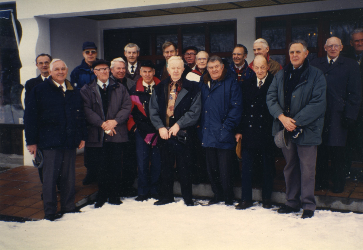 Pensjonisttreff I Morgedal 5. februar 1996.
Frå venstre: Knut Nyland, Reinhardt Vinjerui, Gunnar Jordstøyl, Knut Gardsteig, Gunnar Gundersen, Theodor Øygarden, Ketil Jordstøyl, Tellef Ramse, Kåre Wrålid, Tryggve Breivik, Bjørgulf Jansen Grave, Harald Oredalen, Karl Hansen, Egil Homme (bak), Gunnar Sollid (framme), Olav Hovelsrud, Erling Garvik og Oddvar Wølestad.