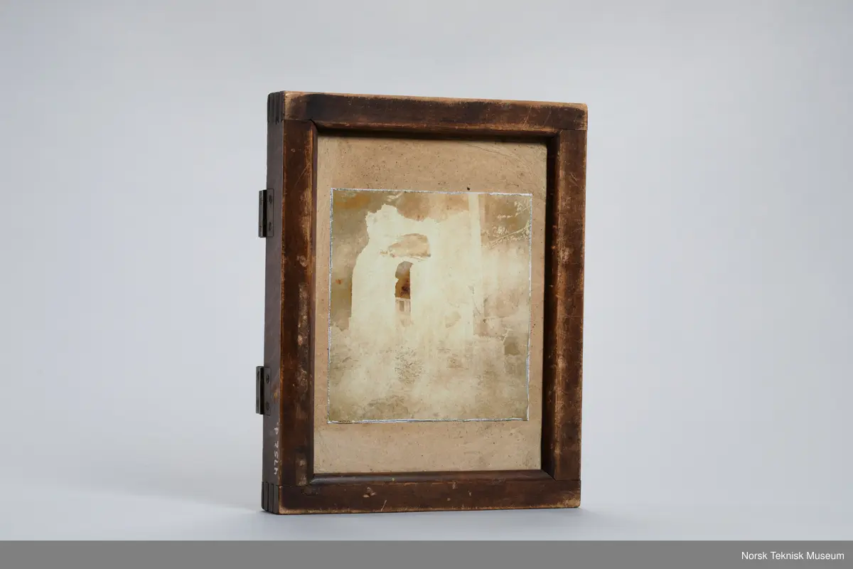 En ruin av en stor bygning i en by. Fotografiet er tatt etter en bybrann i Rotterdam i 1849 som la store deler av sentrum øde. En stående mann kan så vidt skimtes til venstre i bildet.
