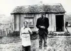 Ante och Lillulla. Nätra församling, söder om Örnsköldsvik. Deras bostad vittnar om den fattigdom som ännu i början av 1900-talet var vida spridd i Sverige.