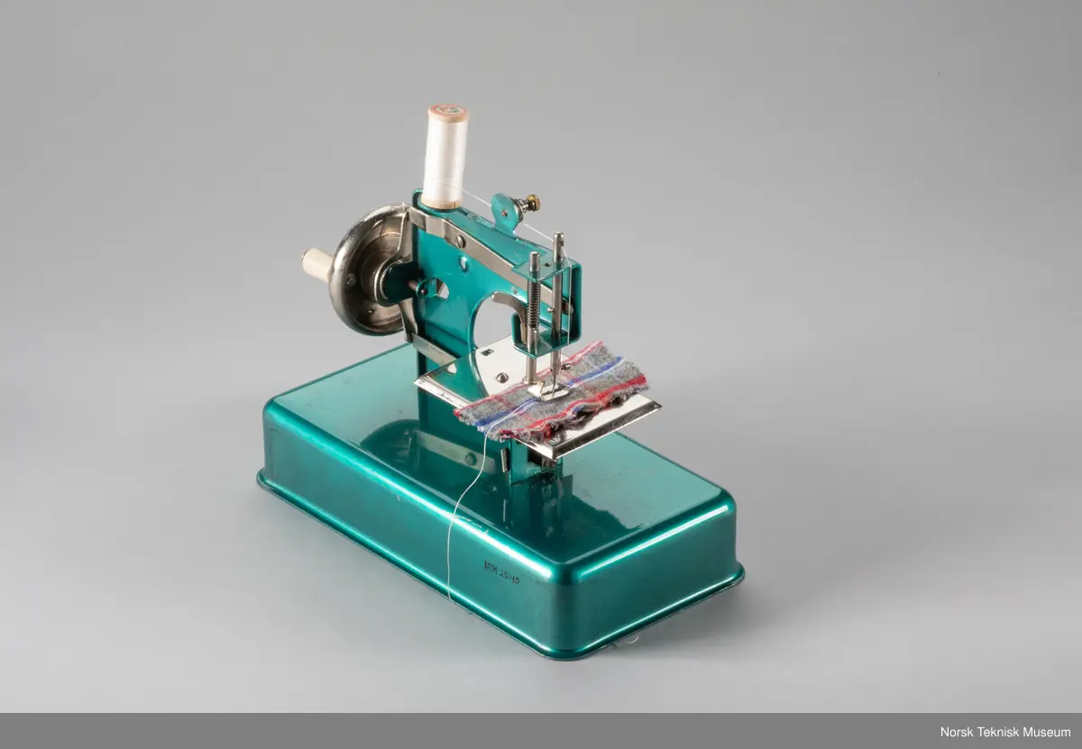 Symaskin med original eske. Bruksanvisning i esken