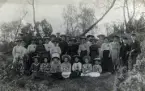 En kvinnogrupp i det gröna. Fotografiet ingår i en samling med anknytning till skomakare Gustav Johansson, tomt nr 801, 806 på Malmen i Kalmar.