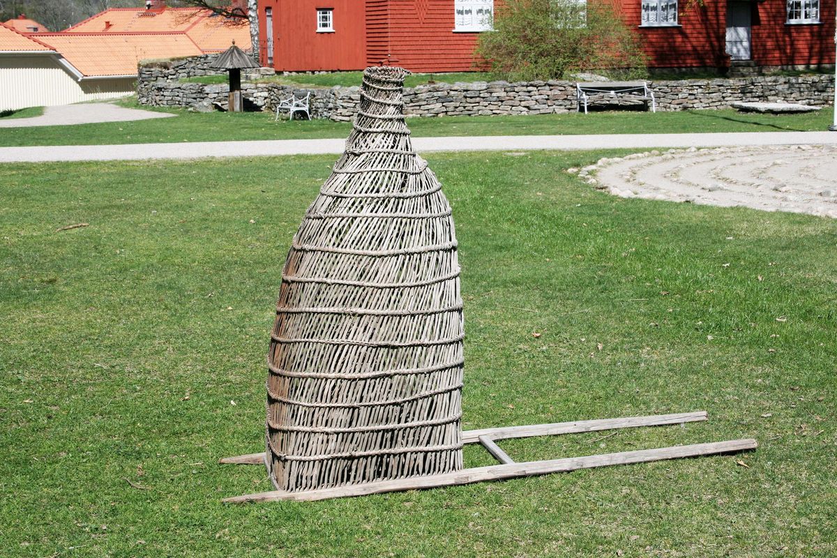 Mjärde av flätade enespjälor. Uppbäres av en ram med två ståndare, vars nedre ändar äro spetsade för neddrivning i bottnen.

Äldre historik:
På ortens allmogespråk kallad "mäle". Denna typ kallades stånd-eller stånn-mäle och var avsedd för fiskfångst i rinnande vatten- åsar eller bäckar. 
Tvärs över dessa gjordes en damm med öppning på lämpligt ställe, varest mjärden anbringades. För fiske i sjöar och djupare vatten användes en sänkmäle, också kallad puttmäle. Ordet mäle uttalas också av somliga male-a-ljud som at-samt tjockt L". (Axel Henriksson, Råbacka, Fritsla)