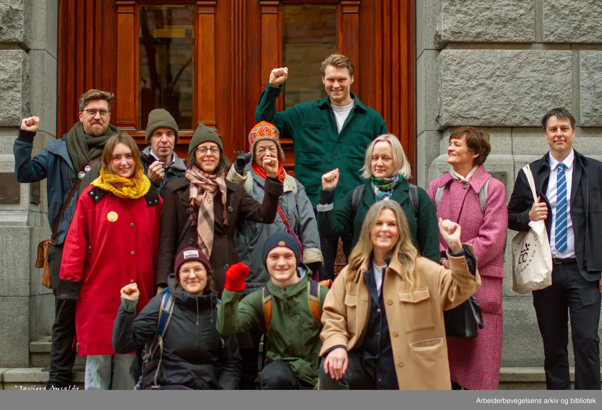 Jonas Kittelsen talsperson for Extinction Rebellion i høyesterett mandag 27.10.2024. Tiltalt for å ha sittet i resepsjonen til Olje og Energidepartementet i protest mot nye oljelisenser. På bildet er medlemmer av Exticion rebellion og ytterst til høyre ( i lilla kåpe) er forsvarer mette Yvonne Larsen og forsvarer med ukjent navn.