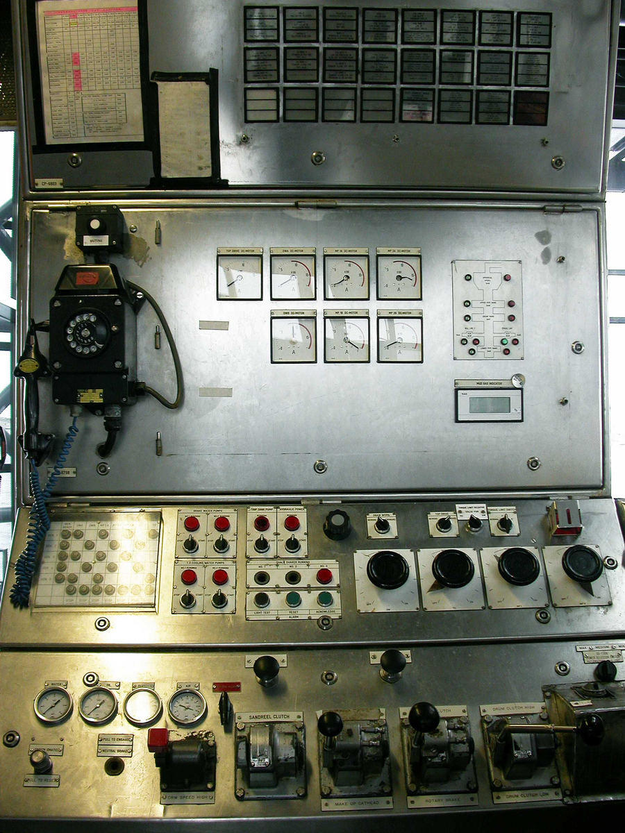 Borebu med instrumentpanel og utstyr til å styre operasjonene på boredekket.