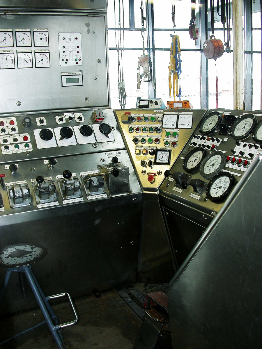 Borebu med instrumentpanel og utstyr til å styre operasjonene på boredekket.