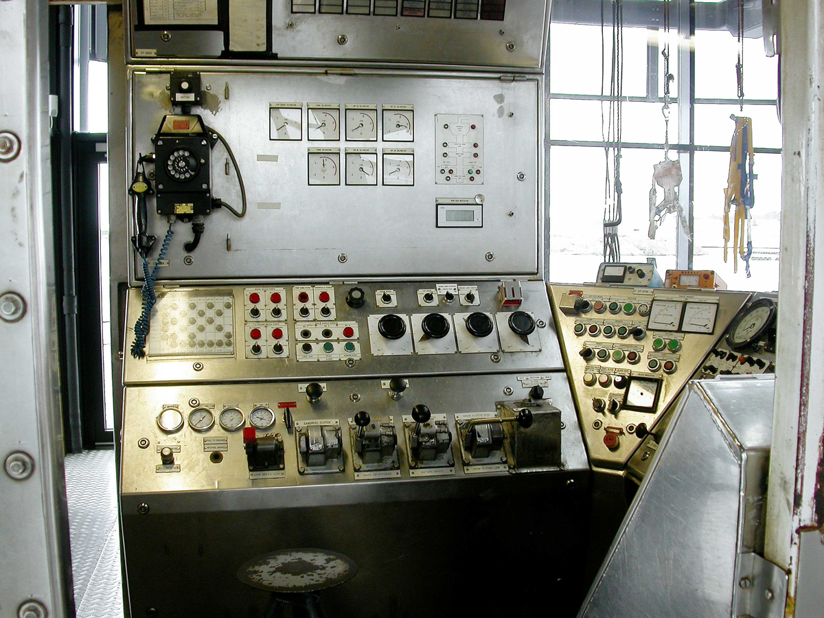 Borebu med instrumentpanel og utstyr til å styre operasjonene på boredekket.