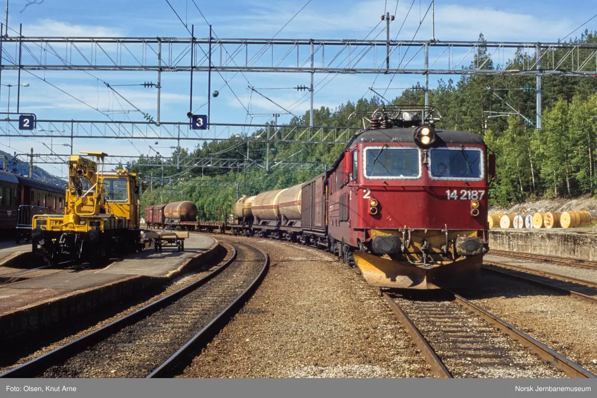Elektrisk lokomotiv El 14 2187 med godstog på Nordagutu stasjon