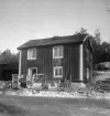 Sockenstugan i Kvarsebo vintern 1958. Husets bottenvåningen disponerades av socknens fattigvård in i förra seklet.