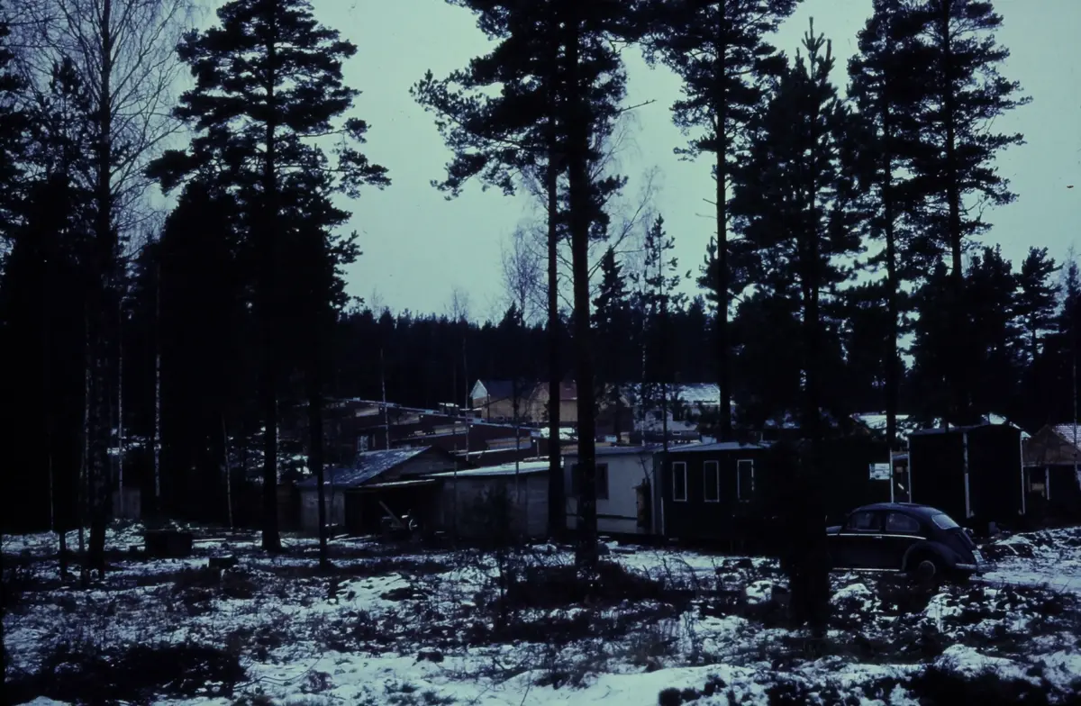 Odensväg mellan Tjusarstigen och Brokvarnsvägen på östra sidan av Turingeåsen. HSB byggde radhus 