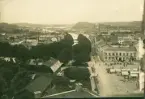 Enligt tidigare notering: Uddevalla, utsikt från Klocktornet.

Vy över Uddevalla, hamnen, Kampenhof, Bäveån, torget.

Stämplad i högra hörnet: Maria Lundbäck Uddevalla. 1912.