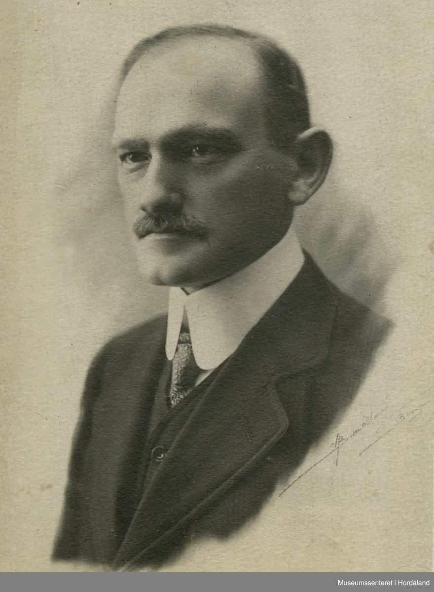 Portrett av Emil Clausen, leiar ved Salhus Tricotagefabrik utanfor Bergen.
