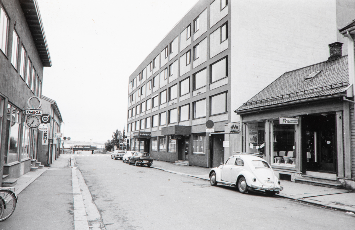 Hamar, Enggata sett fra Torggata, til høyre rørlegger Yngvar Christensen, inngangen til Victoria Hotell,