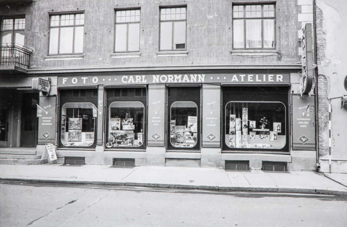 Hamar, Torggata 13, inngangen til fotograf Carl Normann Atelier, utstillingsvindu,