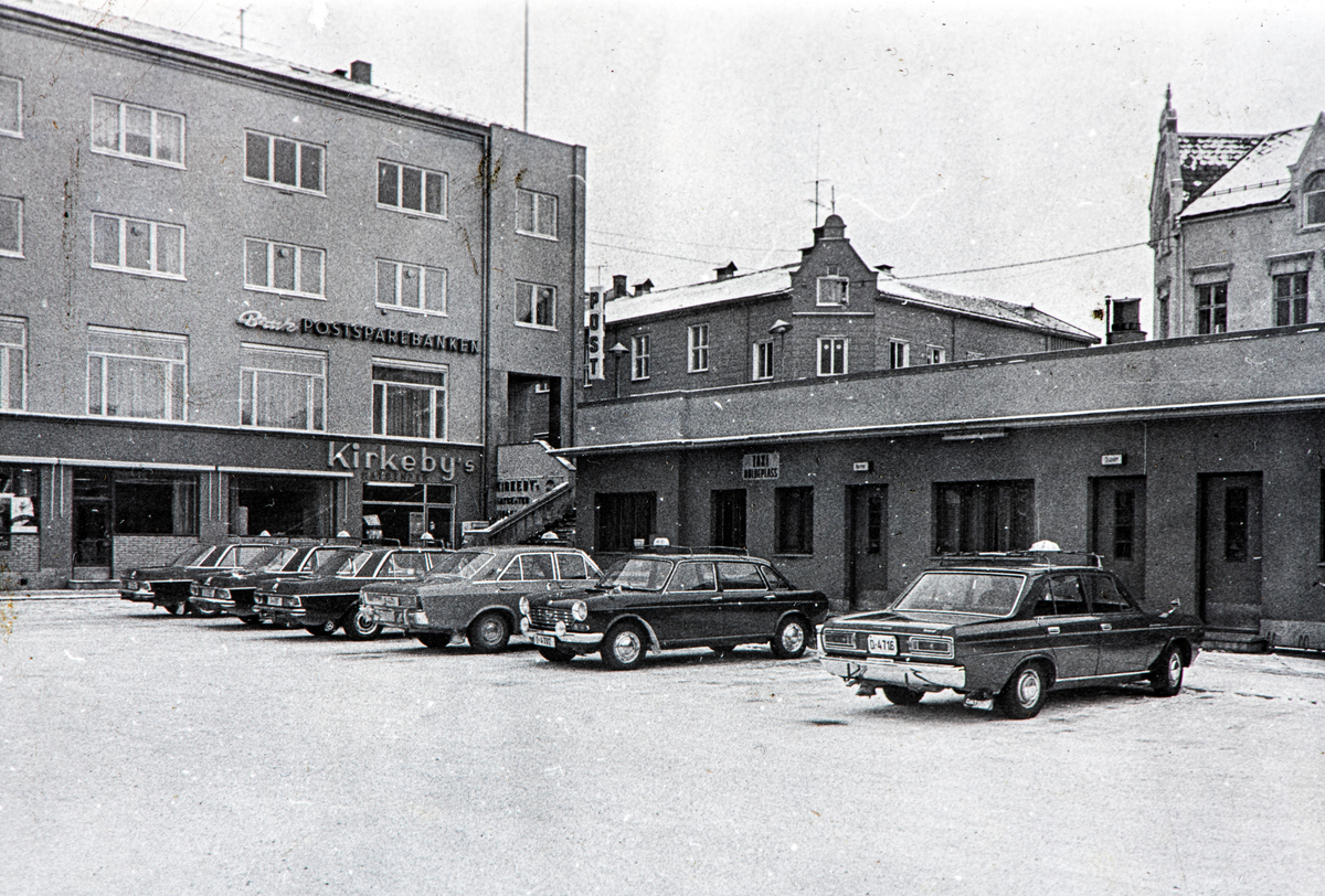 Hamar, Østre Torg, Posthusgården i Grønnegata 52, Rutebilstasjon med Taxi holdeplass og hvilerom, drosjebiler, Kirkebys matsenter, Posthustrappa,
