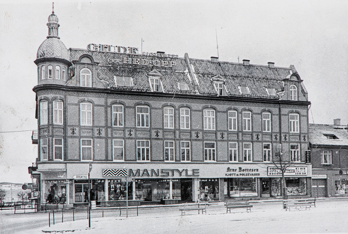 Hamar, Torggata 32, Granerudgården på Østre Torg, Manstyle manufaktur, slakter Arne Børresen Kjøtt og Pølsevarer, M. Gravdahl bok og papir,
