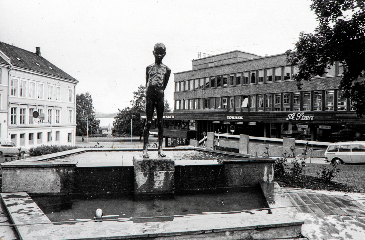 Hamar, Triangelparken med Vigeland statuen "Ynglingen" "Triangelgutten"