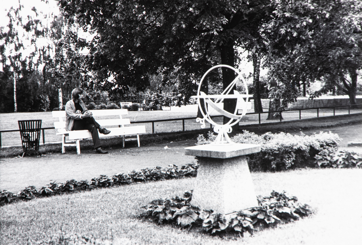 Hamar, Strandgatehagen, Solur med sokkel, Hamar kommune bevilget 1000 kroner i april 1956 for å sette det opp, park med benk,