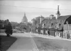 Katarina kyrka visar middagstid men Stigbergsgatan ligger likväl öde. Den för bondebygd mer kände fotografen A C Hultgren tog bilden, sannolikt under sin tjänst vid Nordiska museet och Livrustkammaren åren 1906-1912.