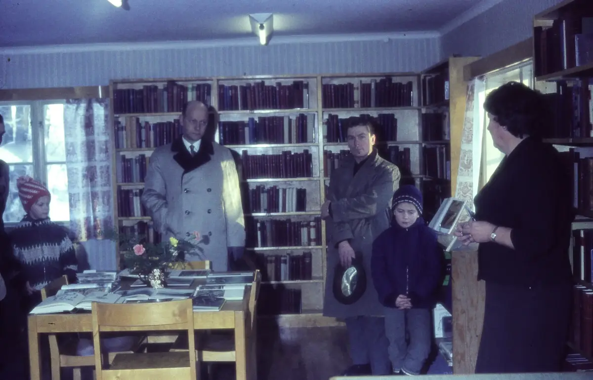 Biblioteket i en av flyglarna vid herrgården
