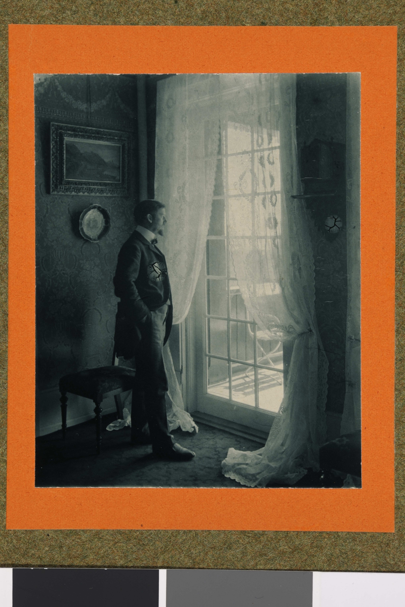 Fotograf Borgen foran et vindu. 