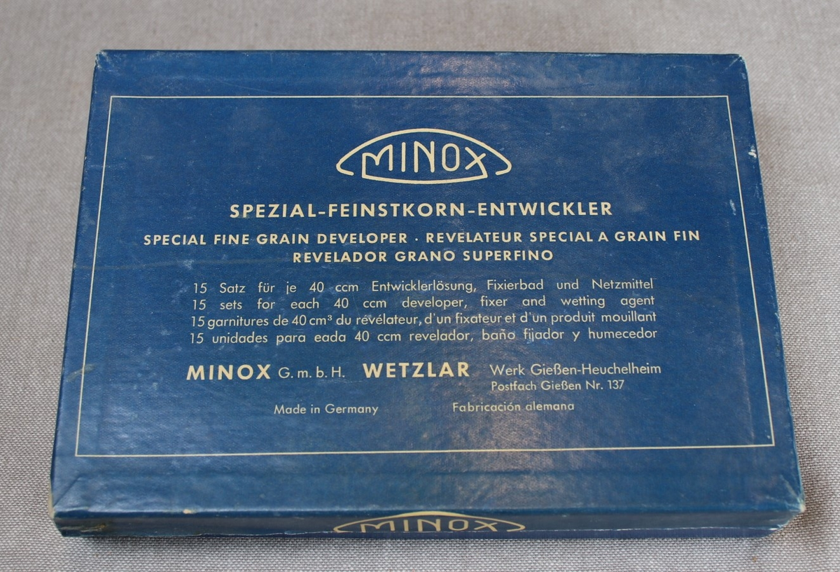 Åpen eske med MINOX special fine grain developer. Esken inneholder doseringsposer med fremkallingsmiddel i pulverform.
