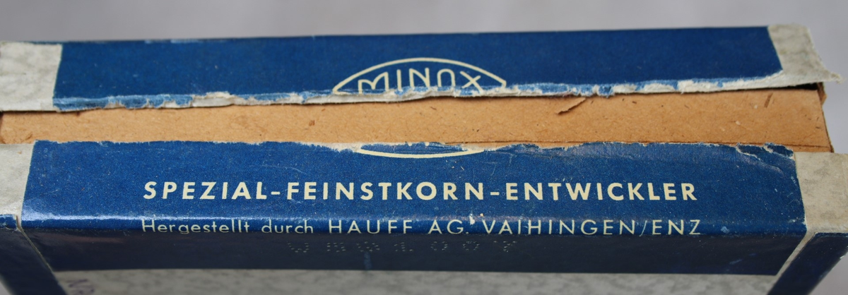 Åpen eske med MINOX special fine grain developer. Esken inneholder doseringsposer med fremkallingsmiddel i pulverform.