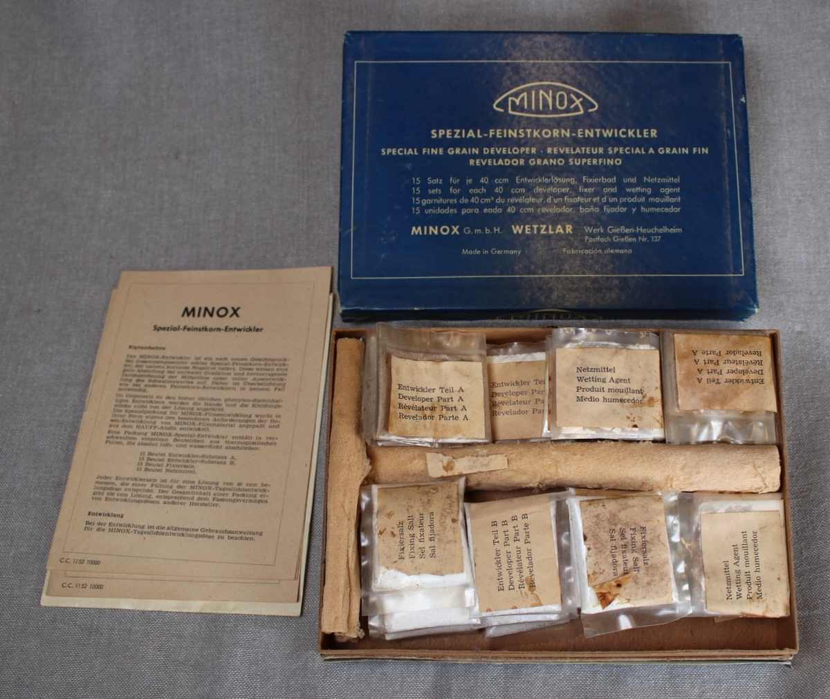 Åpen eske med MINOX special fine grain developer. Esken inneholder doseringsposer med fremkallingsmiddel i pulverform.