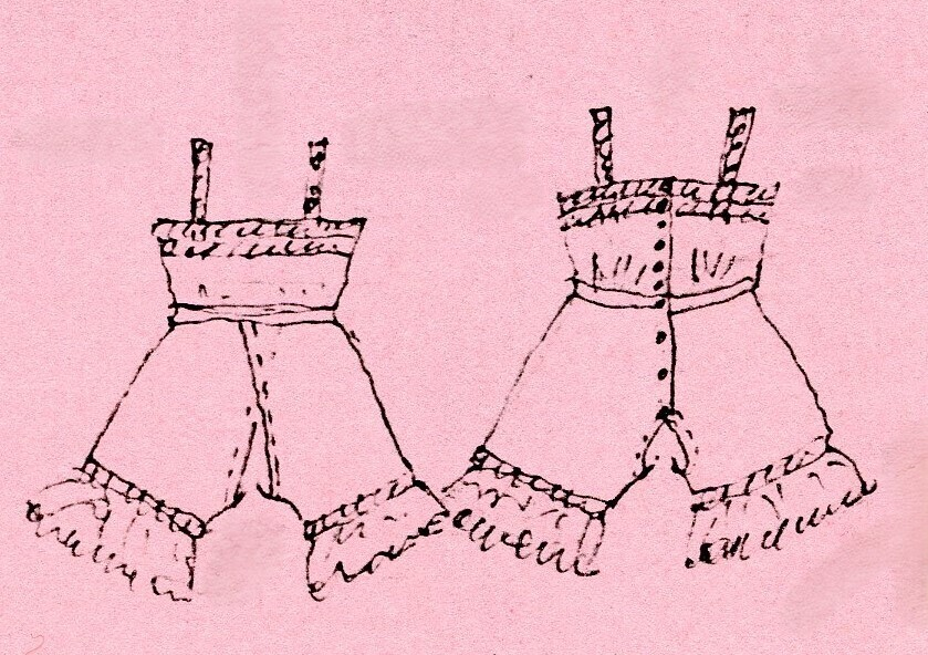 Kombinasjon av fint, hvitt bomullslerret. Livet har smale blonde-skulderstropper festet mot en bred blondekant. Foran er kombinasjonen rynket til en linning i taillen. Benklærne er sydd til samme linning og de har lavt skritt og er helt åpne nedentil. Nederst er de kantet med rynkekappe og blonder. Knappet foran med ti små knapper. Noen rustflekker. Lite hull revet bak.