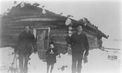 Halvor Grønseth foran sitt første hus i Canada, ca. 1930.