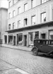 Del av Platensgatan i Linköping 1929. Vid tiden var Björn Hedvalls praktfulla fastighet nyuppförd och gav bland andra plats för det välrenommerade charkuteriföretaget Banck & Nilson.