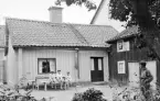 Sommaren 1929 dokumenterade Östergötlands museum Hunnebergsgatans äldre bebyggelse. Här hade fotografen nått in på gården till gatans nummer 13 och makarna Oskar och Olga Karolina Anderssons bostad. De hade bägge haft tidigare äktenskap och tillsammans med sina gemensamma barn gav stugan plats för åtta personer. Här sannolikt deras två söner och kamrater till dessa.