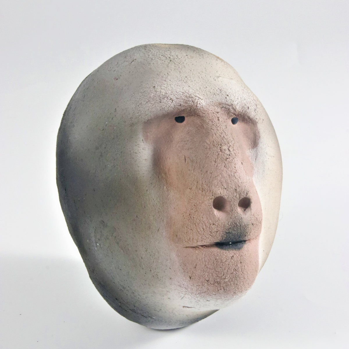 Johan Thunell, skulptur eller mask föreställande en makak, lergods, oglaserat, raku. Egen verkstad, 2010.