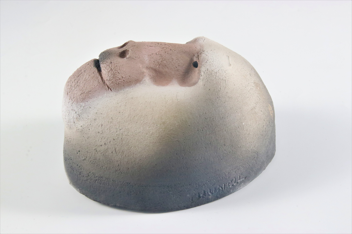 Johan Thunell, skulptur eller mask föreställande en makak, lergods, oglaserat, raku. Egen verkstad, 2010.