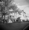 Parti av Storgatan i Linköping 1949. Närmast ses den så kallade Wadellska gården som vid tiden inrymde varuhuset NEA.