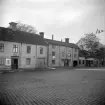 Storgatan 62-66 i Linköping. En för staden klassisk miljö som bevarats i friluftsmuseet Gamla Linköping. Här ses husraden på sin ursprungliga plats utmed gatan invid Järntorget. Foto 1949.