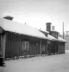 Södra byggnaden till fastigheten Repslagaregatan 18 i Linköping. Ålderdomligt gatuhus som bestod sitt centrala läge i staden in på 1950-talet. Fasad mot gatan 1950.