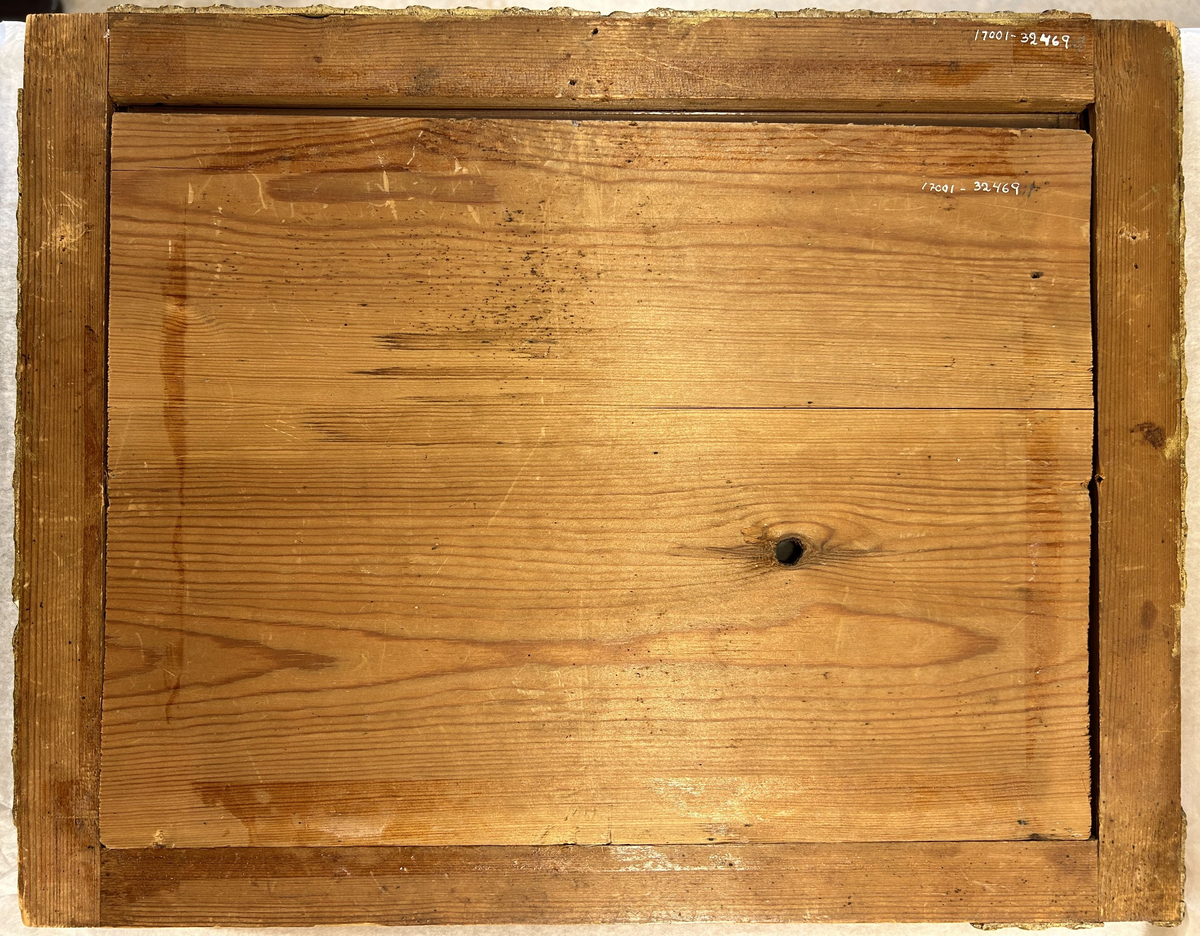 Ram av mahogny med förgylld palmettlist i pastellage med tillhörande glas. Runt ramen löper en förgylld kant med blomrosetter i pastellage. Baksidan av ramen är furu.