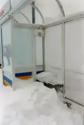 Snödriva vid busskur på Mölndals Bro efter snöstormen den 17