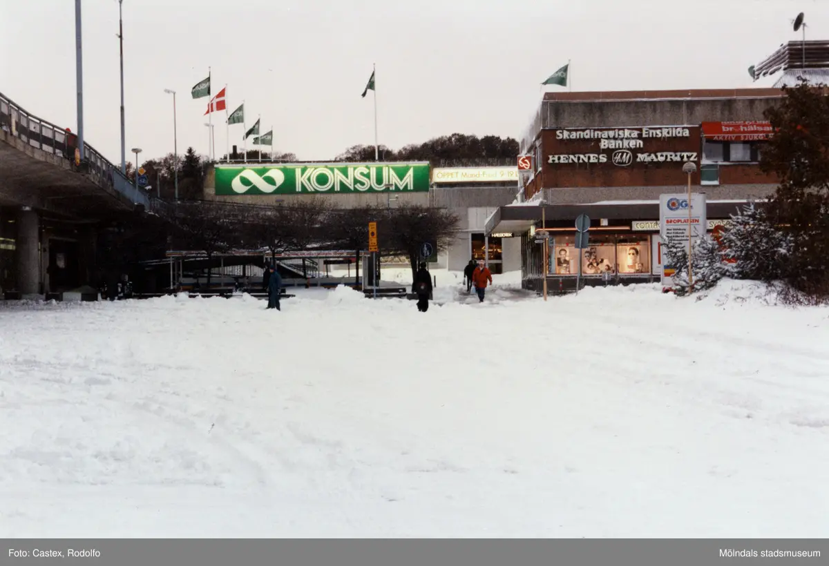 Vy från Broplatsen mot affärsbyggnader i Mölndals centrum efter snöstormen den 17 november 1995.