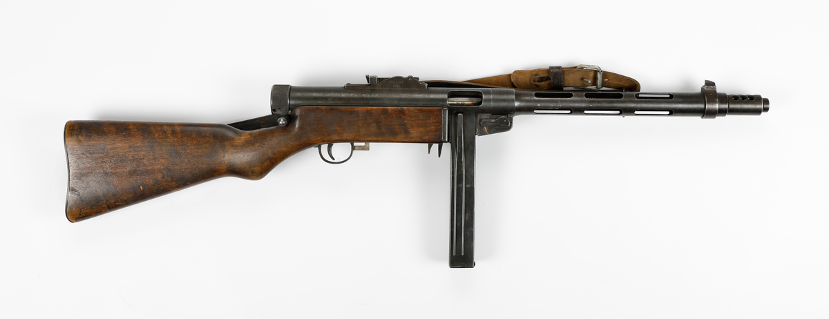 Våpenet er en finsk maskinpistol med betegnelsen Suomi MG-31 og ble produsert av det finske selskapet «Tikkakoski Oy»,
Kalibret er 9x19 mm Parabellum med 20 skudds stavmagasin, men kunne også ha et 70 skudds trommelmagasin.
Våpennummer 76243.
Våpenet ble utlevert til Jens Bekkemoen fra Elverum under sitt opphold i Sverige under andre verdenskrig hvor han fikk opplæring sammen med øvrige norske styrker som var der. Han var der fra 20/11-1943 til 30/7-1944.
Bekkemoen deltok under kampene i 1940 på vestsiden av Mjøsa og ble til slutt tatt som fange av tyskerne på Lillehammer.

Etter oppholdet i Sverige var han med i milorgdistrikt D-24 og deres aktivitet ved «Gjestegiveriet» på Hestberget i Våler under ledesle av Lingemannen Oddvar Dobloug. Etter at hytta ble tatt av tyskerne ble han med i motstandshytta «Røysa» under ledelse av distriktssjef Leif Nordberg.
Han tjenset besto i mottagelse av og lagring av våpen – transport av materiell, samt instruksjon i Mil-org. Deltok også i jernbanesabotasje i januar 1945.