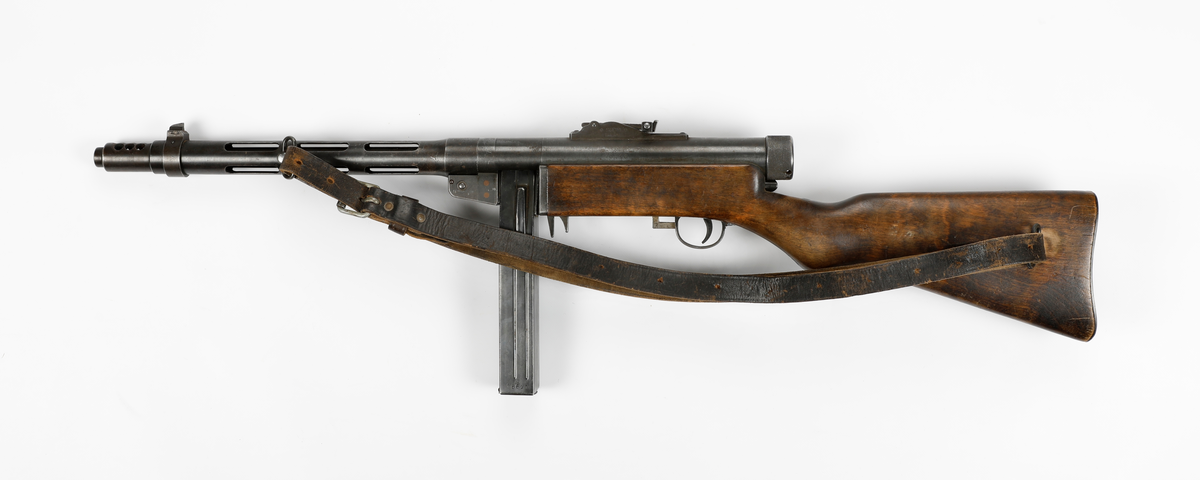 Våpenet er en finsk maskinpistol med betegnelsen Suomi MG-31 og ble produsert av det finske selskapet «Tikkakoski Oy»,
Kalibret er 9x19 mm Parabellum med 20 skudds stavmagasin, men kunne også ha et 70 skudds trommelmagasin.
Våpennummer 76243.
Våpenet ble utlevert til Jens Bekkemoen fra Elverum under sitt opphold i Sverige under andre verdenskrig hvor han fikk opplæring sammen med øvrige norske styrker som var der. Han var der fra 20/11-1943 til 30/7-1944.
Bekkemoen deltok under kampene i 1940 på vestsiden av Mjøsa og ble til slutt tatt som fange av tyskerne på Lillehammer.

Etter oppholdet i Sverige var han med i milorgdistrikt D-24 og deres aktivitet ved «Gjestegiveriet» på Hestberget i Våler under ledesle av Lingemannen Oddvar Dobloug. Etter at hytta ble tatt av tyskerne ble han med i motstandshytta «Røysa» under ledelse av distriktssjef Leif Nordberg.
Han tjenset besto i mottagelse av og lagring av våpen – transport av materiell, samt instruksjon i Mil-org. Deltok også i jernbanesabotasje i januar 1945.