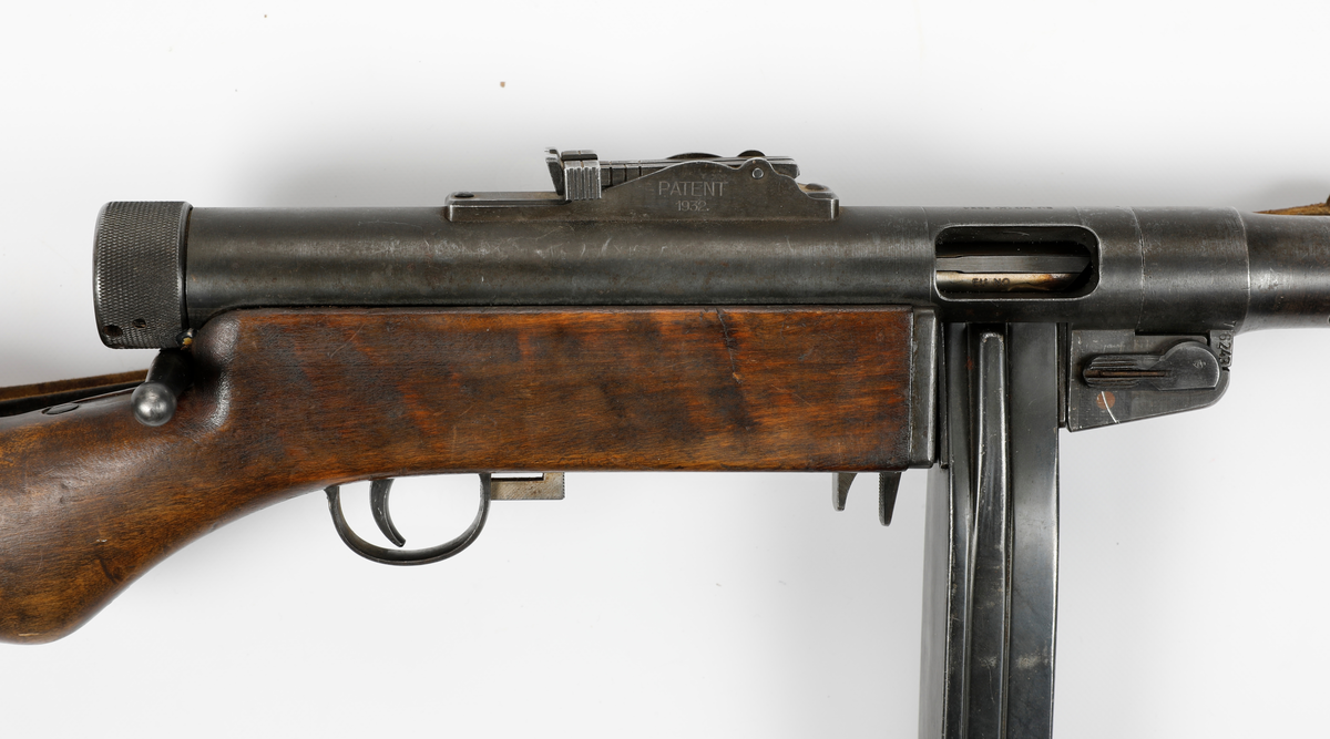 Våpenet er en finsk maskinpistol med betegnelsen Suomi MG-31 og ble produsert av det finske selskapet «Tikkakoski Oy»,
Kalibret er 9x19 mm Parabellum med 20 skudds stavmagasin, men kunne også ha et 70 skudds trommelmagasin.
Våpennummer 76243.
Våpenet ble utlevert til Jens Bekkemoen fra Elverum under sitt opphold i Sverige under andre verdenskrig hvor han fikk opplæring sammen med øvrige norske styrker som var der. Han var der fra 20/11-1943 til 30/7-1944.
Bekkemoen deltok under kampene i 1940 på vestsiden av Mjøsa og ble til slutt tatt som fange av tyskerne på Lillehammer.

Etter oppholdet i Sverige var han med i milorgdistrikt D-24 og deres aktivitet ved «Gjestegiveriet» på Hestberget i Våler under ledesle av Lingemannen Oddvar Dobloug. Etter at hytta ble tatt av tyskerne ble han med i motstandshytta «Røysa» under ledelse av distriktssjef Leif Nordberg.
Han tjenset besto i mottagelse av og lagring av våpen – transport av materiell, samt instruksjon i Mil-org. Deltok også i jernbanesabotasje i januar 1945.
