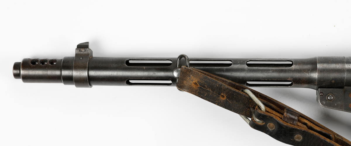 Våpenet er en finsk maskinpistol med betegnelsen Suomi MG-31 og ble produsert av det finske selskapet «Tikkakoski Oy»,
Kalibret er 9x19 mm Parabellum med 20 skudds stavmagasin, men kunne også ha et 70 skudds trommelmagasin.
Våpennummer 76243.
Våpenet ble utlevert til Jens Bekkemoen fra Elverum under sitt opphold i Sverige under andre verdenskrig hvor han fikk opplæring sammen med øvrige norske styrker som var der. Han var der fra 20/11-1943 til 30/7-1944.
Bekkemoen deltok under kampene i 1940 på vestsiden av Mjøsa og ble til slutt tatt som fange av tyskerne på Lillehammer.

Etter oppholdet i Sverige var han med i milorgdistrikt D-24 og deres aktivitet ved «Gjestegiveriet» på Hestberget i Våler under ledesle av Lingemannen Oddvar Dobloug. Etter at hytta ble tatt av tyskerne ble han med i motstandshytta «Røysa» under ledelse av distriktssjef Leif Nordberg.
Han tjenset besto i mottagelse av og lagring av våpen – transport av materiell, samt instruksjon i Mil-org. Deltok også i jernbanesabotasje i januar 1945.