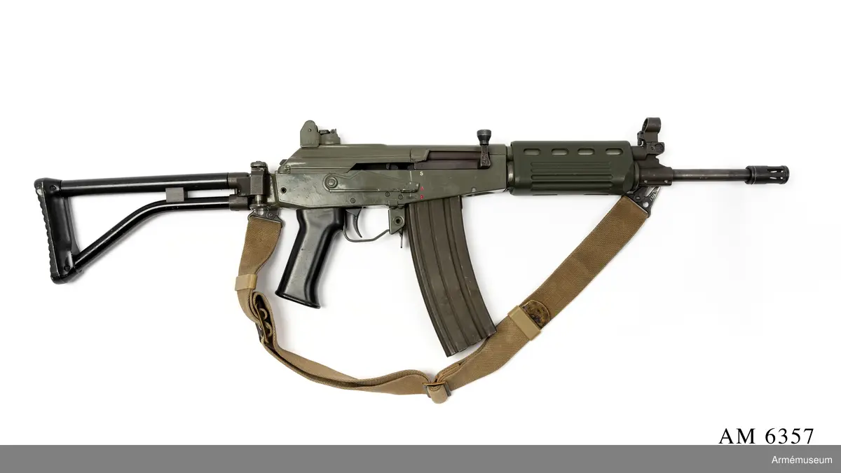 Bil: Skriv. C vapen B 19840921 Finkalib 33/84.
Kaliber 5,56 x 45 mm, tillverkningsnr 947, längd med infälld kolv 625 mm.

Vapnet är försett med hålsikte, fällbara mörkerriktmedel, fällbar kolv samt en flamdämpare med diameter 22 mm anpassad  för skjutning av gevärsgranater. För skjutning används en stjärnstrypt drivpatron. Riktmedel: Hålsikte inställbart för 300 m och 500 m, stolpkorn samt mörkerriktmedel. Mekanisk  eldhastighet ca 650 skott/min.

Se utkast till beskrivning Automatkarbin FFV 890 C (A:A  M4800/3:1/79) 1979-03-05.