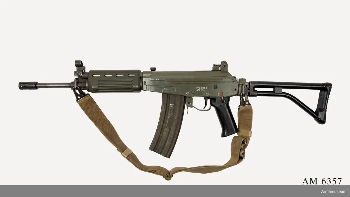 Bil: Skriv. C vapen B 19840921 Finkalib 33/84.
Kaliber 5,56 x 45 mm, tillverkningsnr 947, längd med infälld kolv 625 mm.

Vapnet är försett med hålsikte, fällbara mörkerriktmedel, fällbar kolv samt en flamdämpare med diameter 22 mm anpassad  för skjutning av gevärsgranater. För skjutning används en stjärnstrypt drivpatron. Riktmedel: Hålsikte inställbart för 300 m och 500 m, stolpkorn samt mörkerriktmedel. Mekanisk  eldhastighet ca 650 skott/min.

Se utkast till beskrivning Automatkarbin FFV 890 C (A:A  M4800/3:1/79) 1979-03-05.