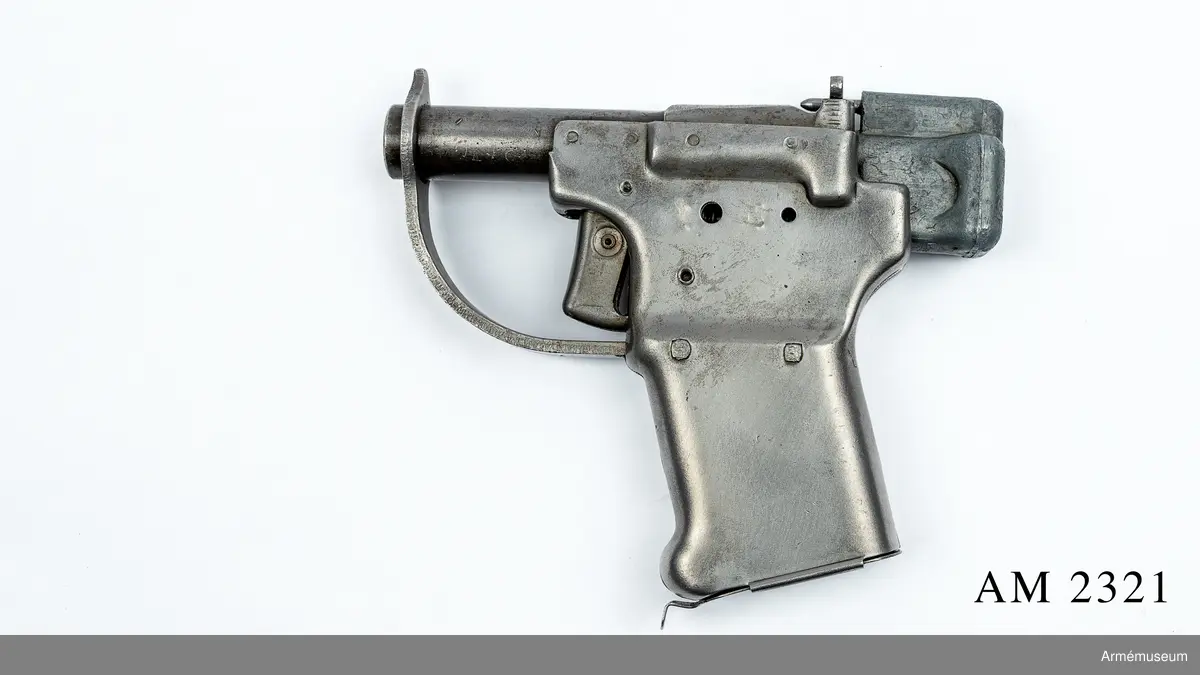 Enkelskotts med förvaring av tio patroner i utrymmet i kolven. Kaliber 45 (11,5 mm). Skjuter patron .45 ACP, lyspatron av samma typ samt en  speciell "survival" round (hagelpatron) för jakt.