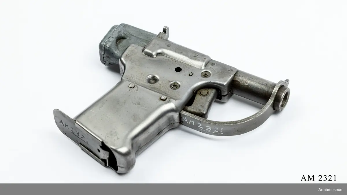 Enkelskotts med förvaring av tio patroner i utrymmet i kolven. Kaliber 45 (11,5 mm). Skjuter patron .45 ACP, lyspatron av samma typ samt en  speciell "survival" round (hagelpatron) för jakt.