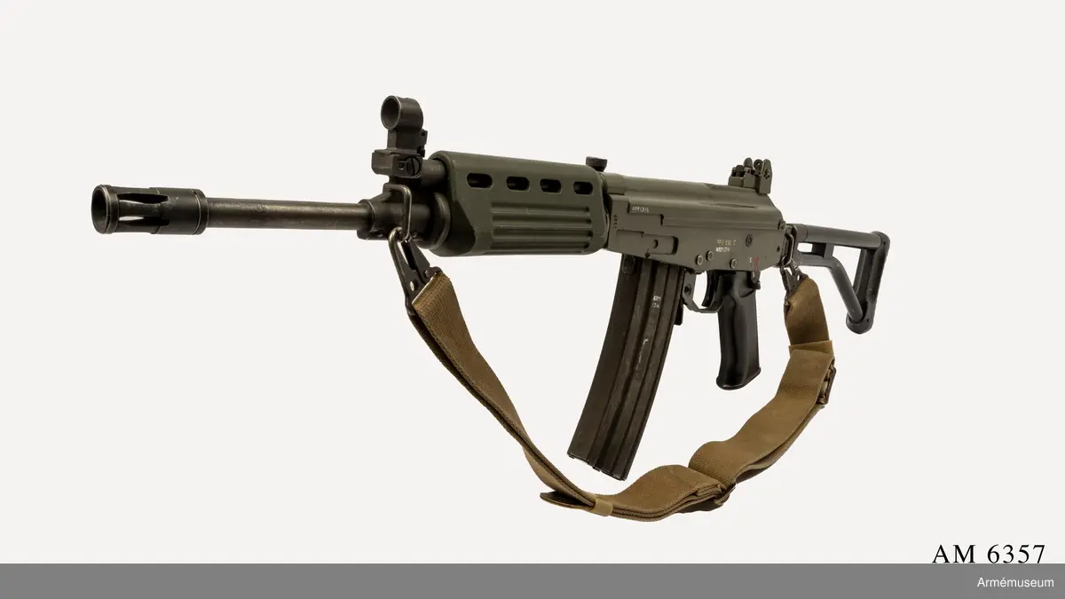 Bil: Skriv. C vapen B 19840921 Finkalib 33/84.
Kaliber 5,56 x 45 mm, tillverkningsnr 947, längd med infälld kolv 625 mm.

Vapnet är försett med hålsikte, fällbara mörkerriktmedel, fällbar kolv samt en flamdämpare med diameter 22 mm anpassad  för skjutning av gevärsgranater. För skjutning används en stjärnstrypt drivpatron. Riktmedel: Hålsikte inställbart för 300 m och 500 m, stolpkorn samt mörkerriktmedel. Mekanisk  eldhastighet ca 650 skott/min.

Se utkast till beskrivning Automatkarbin FFV 890 C (A:A  M4800/3:1/79) 1979-03-05.