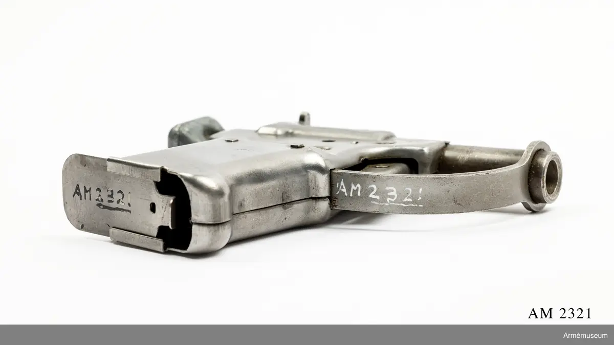 Enkelskotts med förvaring av tio patroner i utrymmet i kolven. Kaliber 45 (11,5 mm). Skjuter patron .45 ACP, lyspatron av samma typ samt en  speciell "survival" round (hagelpatron) för jakt.